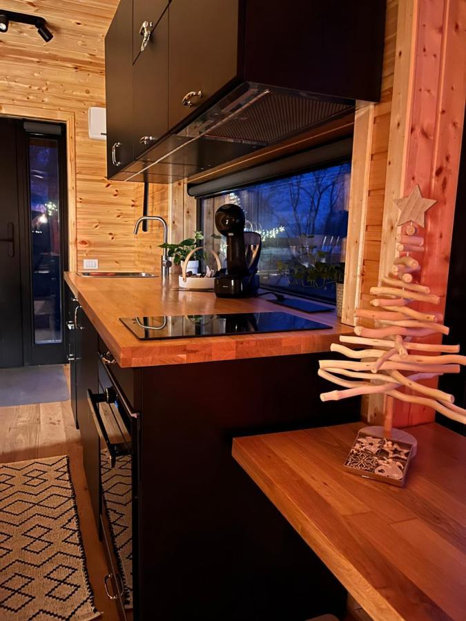 Moodysun Studio, Remote Tiny Home Comarnic Ngoại thất bức ảnh