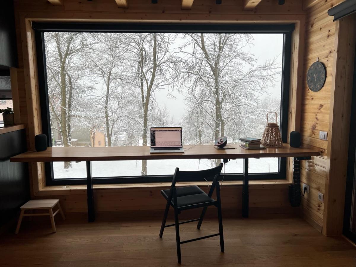 Moodysun Studio, Remote Tiny Home Comarnic Ngoại thất bức ảnh